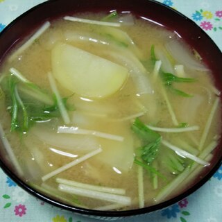 じゃが芋と新玉ねぎと水菜の味噌汁☆